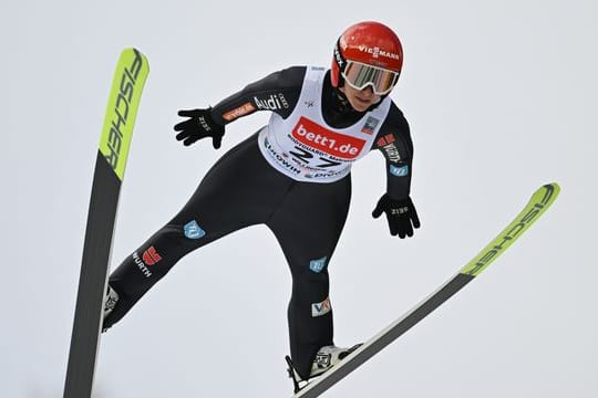 Katharina Althaus springt von der Mühlenkopfschanze in Willingen.