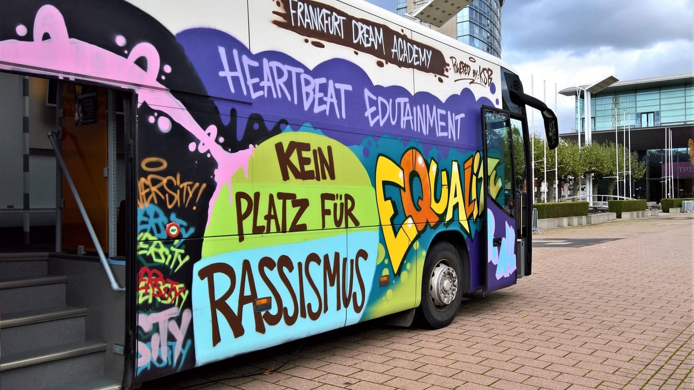 Auf einem Bus der Frankfurt Dream Academy steht "Kein Platz für Rassismus: Keine Entscheidung über den Antrag zur Ächtung rassistischer Begriffe in Frankfurt