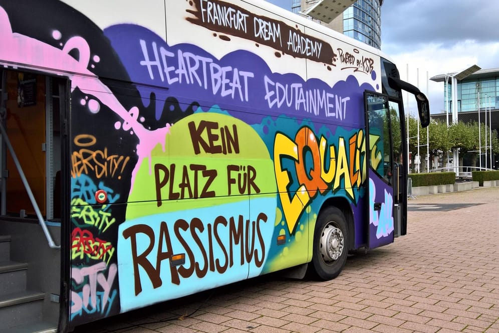 Auf einem Bus der Frankfurt Dream Academy steht "Kein Platz für Rassismus: Keine Entscheidung über den Antrag zur Ächtung rassistischer Begriffe in Frankfurt