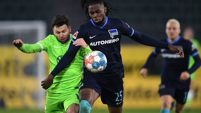 Jordan Torunarigha (r) kämpft um den Ball