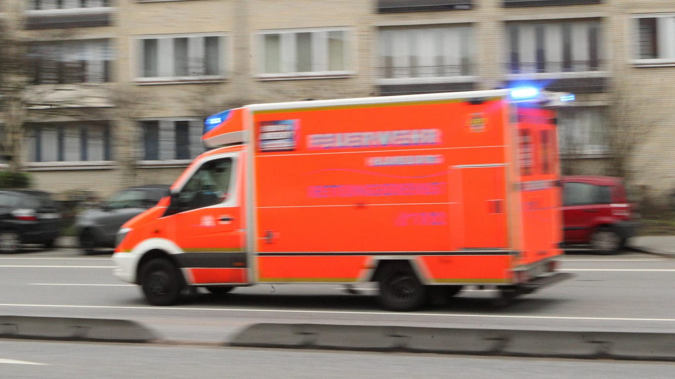 Ein Rettungswagen der Feuerwehr rast mit Blaulicht zu einem Einsatz (Symbolbild): Der Fahrgast konnte den Bus stoppen und Schlimmeres verhindern.