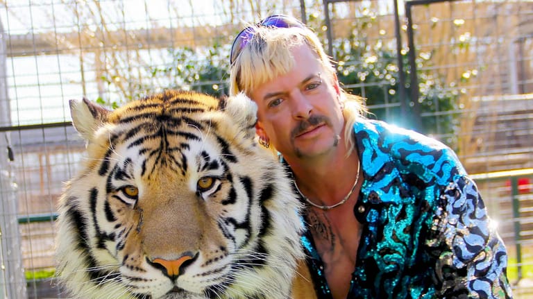 Joe Exotic posiert mit einem seiner Tiger (Archivbild): Der Netflix-Star sitzt eine lange Gefängnisstrafe ab.