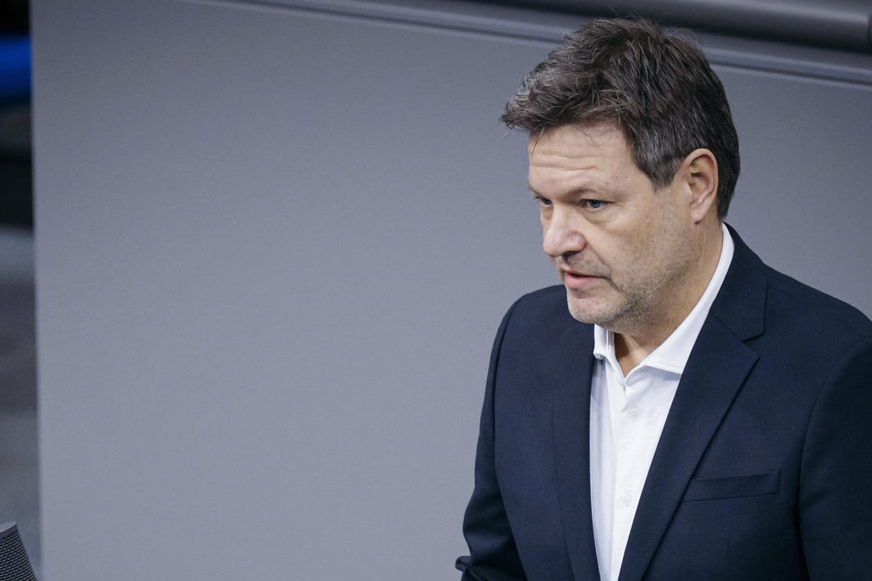 Robert Habeck spricht im Deutschen Bundestag (Archivbild): Der Wirtschaftsminister überlegt, auch weiterhin von Corona betroffene Firmen zu unterstützen.
