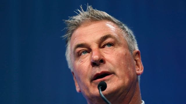 Während der Dreharbeiten zu dem Low-Budget-Western "Rust" mit Alec Baldwin kam es zu einem tödlichen Unfall. Während der Dreharbeiten zu dem Low-Budget-Western "Rust" mit Alec Baldwin kam es zu einem tödlichen Unfall.