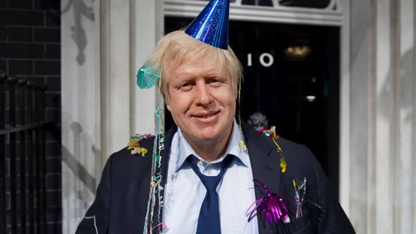 Die Wachsfigur von Premierminister Johnson im Madame Tussauds London ist nach seinem Sieg bei den Londoner Bürgermeisterwahlen 2012 mit einem Party-Hut und Konfetti geschmückt.