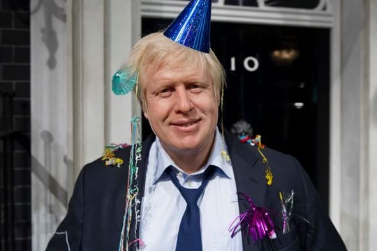 Die Wachsfigur von Premierminister Johnson im Madame Tussauds London ist nach seinem Sieg bei den Londoner Bürgermeisterwahlen 2012 mit einem Party-Hut und Konfetti geschmückt.