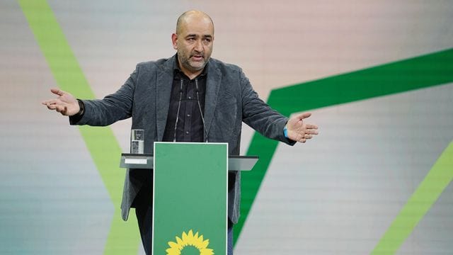 Grünen-Politiker Omid Nouripour löst Robert Habeck als Parteivorsitzenden ab. Grünen-Politiker Omid Nouripour löst Robert Habeck als Parteivorsitzenden ab.