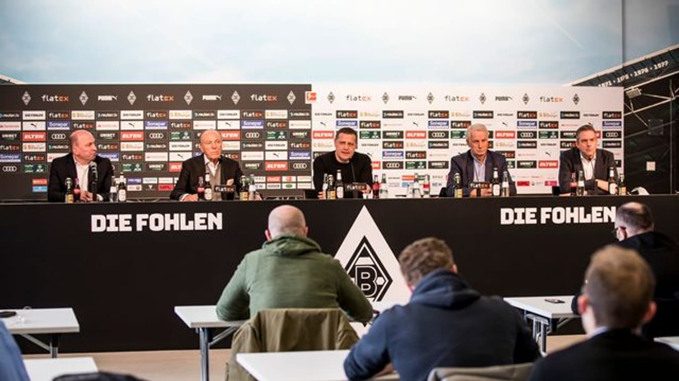 Auf einer Pressekonferenz begründete Gladbachs Sportdirektor Max Eberl (M) seinen Rücktritt.