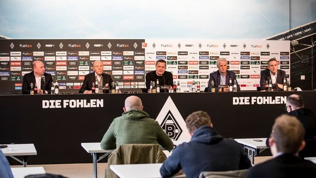 Auf einer Pressekonferenz begründete Gladbachs Sportdirektor Max Eberl (M) seinen Rücktritt. Auf einer Pressekonferenz begründete Gladbachs Sportdirektor Max Eberl (M) seinen Rücktritt.