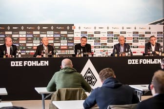 Auf einer Pressekonferenz begründete Gladbachs Sportdirektor Max Eberl (M) seinen Rücktritt.