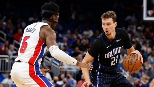 Orlando Magic-Forward Franz Wagner (22) dribbelt an Detroit Pistons Guard Hamidou Diallo (6) vorbei. Orlando Magic-Forward Franz Wagner (22) dribbelt an Detroit Pistons Guard Hamidou Diallo (6) vorbei.