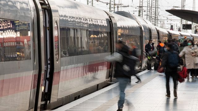 3G-Regel in Bus und Bahn: Wer mit dem ICE fahren will, muss einen 3G-Nachweis vorlegen.