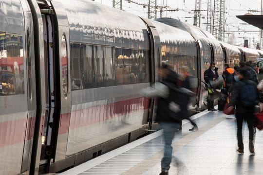 3G-Regel in Bus und Bahn: Wer mit dem ICE fahren will, muss einen 3G-Nachweis vorlegen.