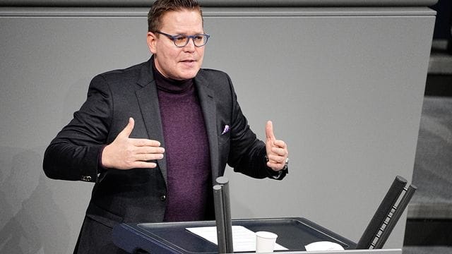 CDU-Gesundheitspolitiker Tino Sorge spricht während einer Debatte im Bundestag. CDU-Gesundheitspolitiker Tino Sorge spricht während einer Debatte im Bundestag.