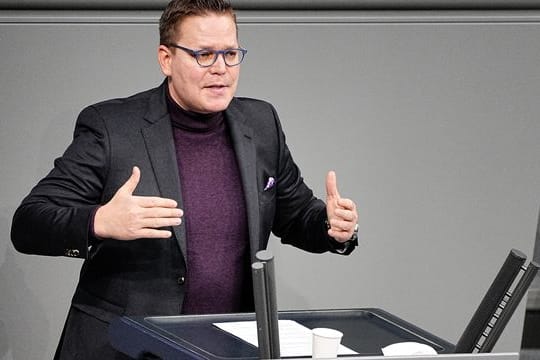 CDU-Gesundheitspolitiker Tino Sorge spricht während einer Debatte im Bundestag.