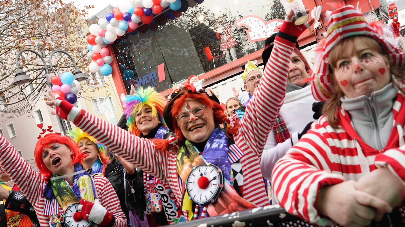 Feiernde beim Karneval in Köln (Archivbild): Der Veranstalter will bis zu 750 Gäste bewirten.