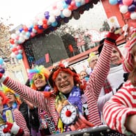 Feiernde beim Karneval in Köln (Archivbild): Der Veranstalter will bis zu 750 Gäste bewirten.