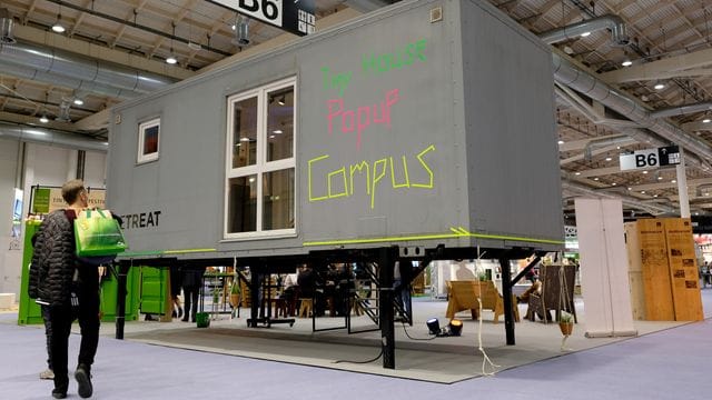 Ein "Tiny House", ausgestellt auf einer Messe (Archivbild): Die Häuser haben eine Wohnfläche von zehn bis 50 Quadratmetern. Ein "Tiny House", ausgestellt auf einer Messe (Archivbild): Die Häuser haben eine Wohnfläche von zehn bis 50 Quadratmetern.
