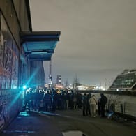 Polizei löst eine Party in Hamburg auf: Die Jugendlichen feierten draußen.
