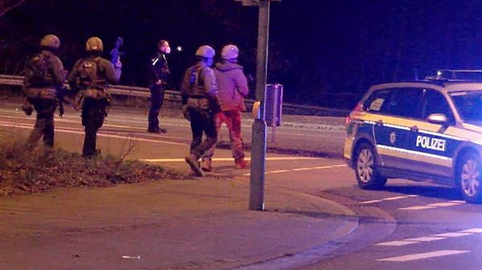 Polizisten laufen über die Straße in Bremen: Sie suchen nach dem flüchtigen Täter.