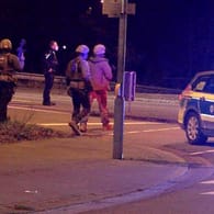 Polizisten laufen über die Straße in Bremen: Sie suchen nach dem flüchtigen Täter.