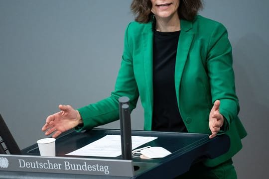 Familienministerin Anne Spiegel spricht während der dreitägigen Debatte über die Politik der Ampel-Koalition im Bundestag.