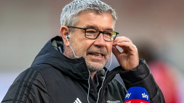 Trainer Urs Fischer steht mit dem 1. Trainer Urs Fischer steht mit dem 1.