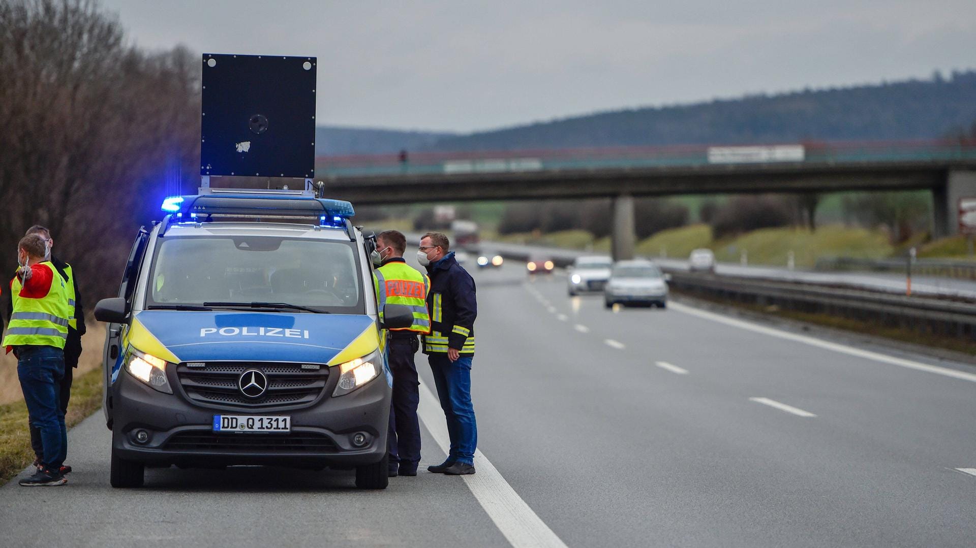 Polizei auf der Autobahn (Symbolbild): Ein von einer Ladefläche gefallenes Möbelstücks hat auf der A1 einen Unfall verursacht. Polizei auf der Autobahn (Symbolbild): Ein von einer Ladefläche gefallenes Möbelstücks hat auf der A1 einen Unfall verursacht.