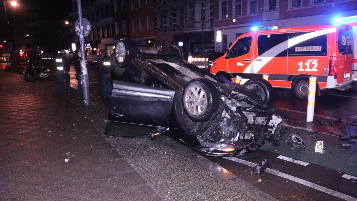 Das Unfallfahrzeug in der Karl-Marx-Straße: Der Fahrer soll die Passagierin einfach weggeschickt haben.