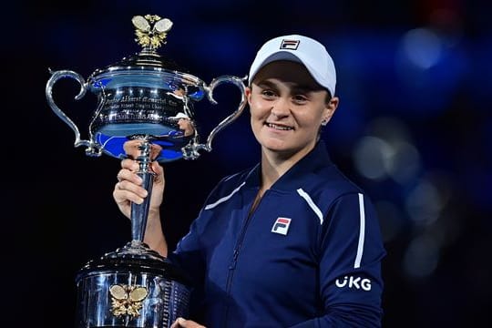 Ashleigh Barty hält den Siegerpokal.