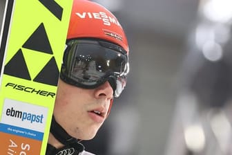 Skispringer Constantin Schmid reist nach den zwei obligatorischen Corona-Tests zu den Olympischen Winterspielen nach Peking.