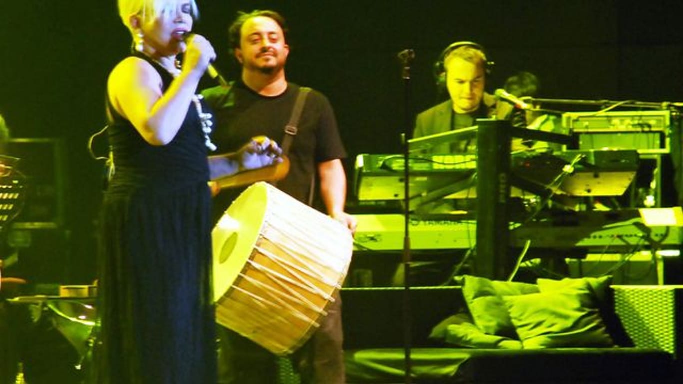 Die türkische Sängerin Sezen Aksu bei einem Konzert in Berlin 2009.