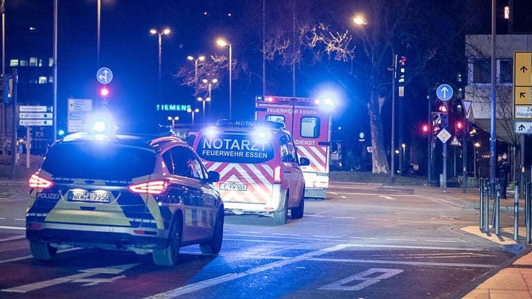 Polizei, Rettungswagen und Notarzt im Einsatz in Essen (Symbolbild): Auch ein Hubschrauber war im Einsatz.