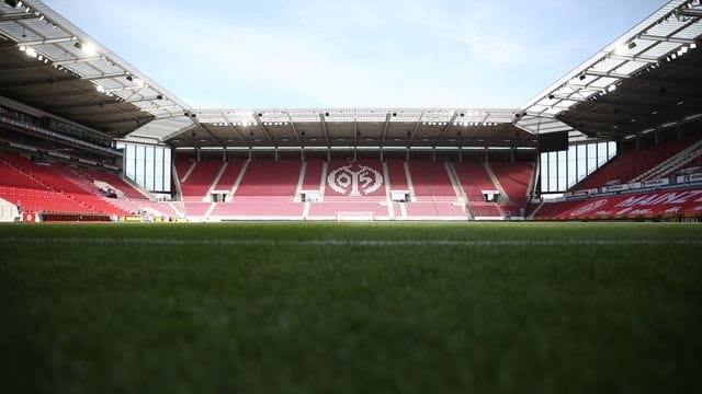 Das Logo des FSV Mainz 05 ist auf den leeren Rängen der MEWA Arena zu sehen. Das Logo des FSV Mainz 05 ist auf den leeren Rängen der MEWA Arena zu sehen.