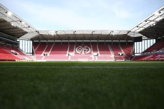 Das Logo des FSV Mainz 05 ist auf den leeren Rängen der MEWA Arena zu sehen.