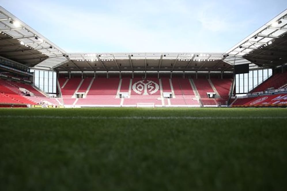 Das Logo des FSV Mainz 05 ist auf den leeren Rängen der MEWA Arena zu sehen.