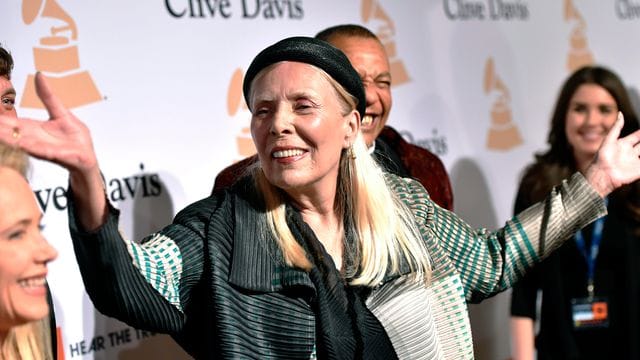 Joni Mitchell bei der Clive Davis Pre-Grammy Gala 2015. Joni Mitchell bei der Clive Davis Pre-Grammy Gala 2015.