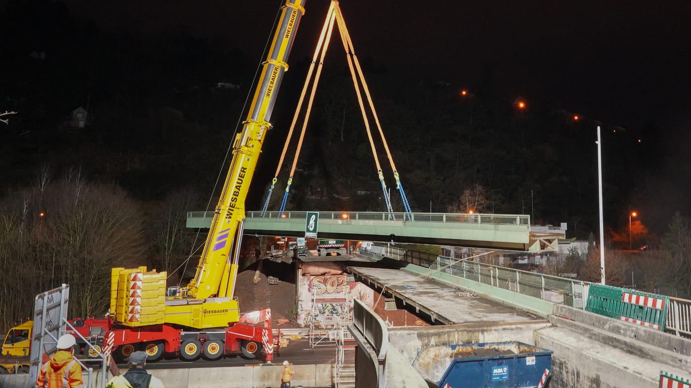 Der Kran beim Abriss der Brücke: Auch heute Abend soll die Bundesstraße unter der Brücke noch einmal gesperrt werden.