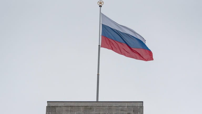 Fahne auf der russischen Botschaft in Berlin (Archivbild): Die Bundesregierung hatte zuletzt mehrere russische Diplomaten ausgewiesen.