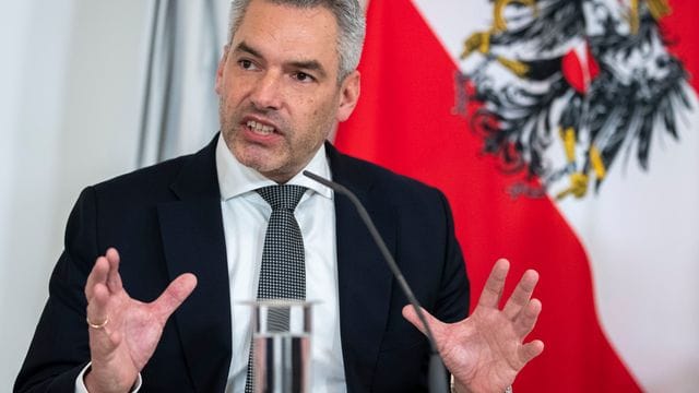 Karl Nehammer (ÖVP), Bundeskanzler von Österreich, kündigt Lockerungen der Corona-Maßnahmen an.