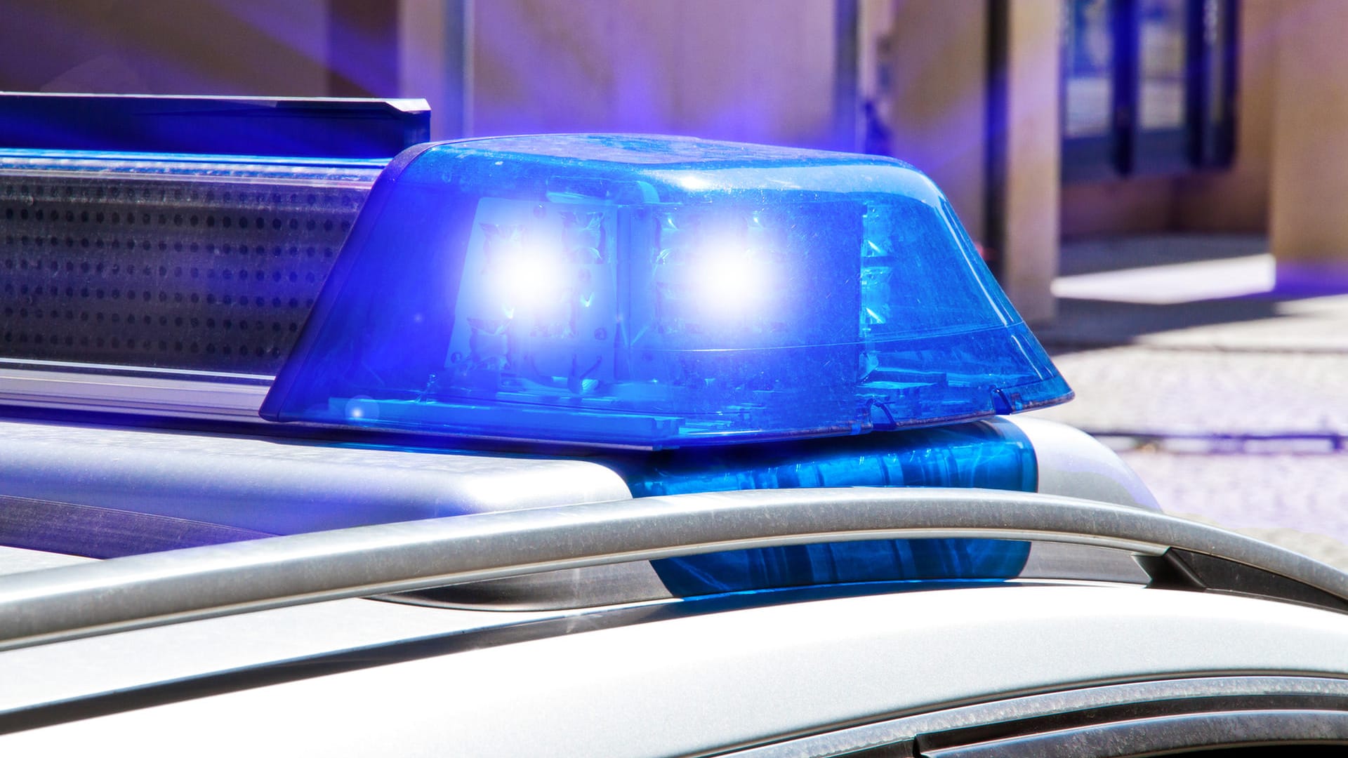 Blaulicht: Den 26-jährigen Autofahrer erwarten nach seiner Aktion nun mehrere Anzeigen. Blaulicht: Den 26-jährigen Autofahrer erwarten nach seiner Aktion nun mehrere Anzeigen.