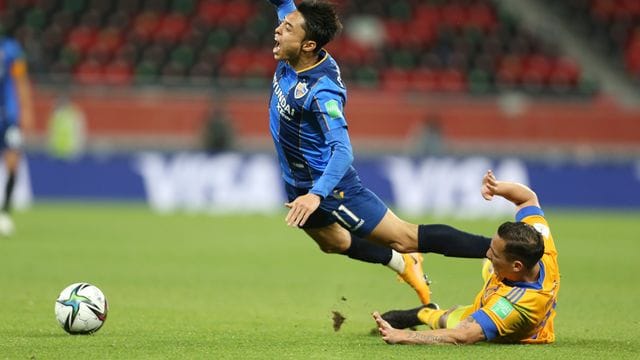 Herthas Neuzugang Lee Dongjun (l) wird im Zweikampf von Tigres Jesus Duenas gefoult. Herthas Neuzugang Lee Dongjun (l) wird im Zweikampf von Tigres Jesus Duenas gefoult.