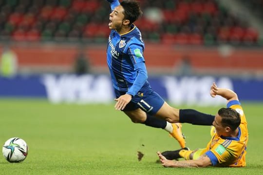 Herthas Neuzugang Lee Dongjun (l) wird im Zweikampf von Tigres Jesus Duenas gefoult.