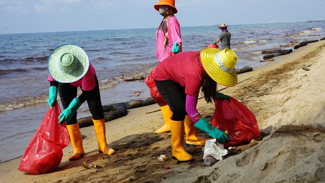 Am Strand Mae Ramphueng in der Provinz Rayon wird mit Öl verschmutztes Material eingesammelt.
