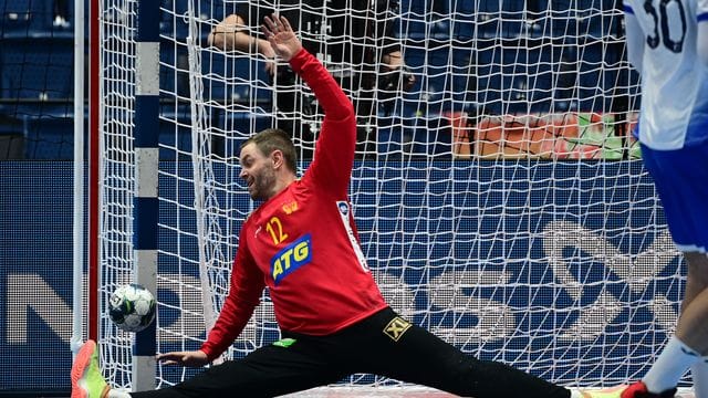 Schwedens Torhüter Andreas Palicka hält auf artistische Art einen Ball.