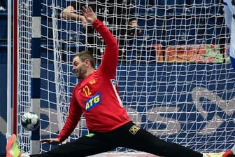Schwedens Torhüter Andreas Palicka hält auf artistische Art einen Ball.