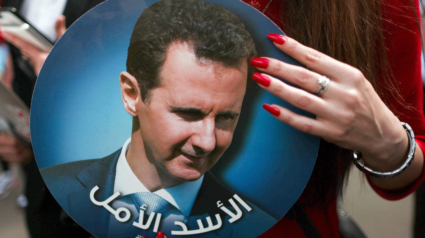 Eine Anhängerin von Syriens Diktator Baschar al-Assad vor den Präsidentschaftswahlen im Mai 2021.