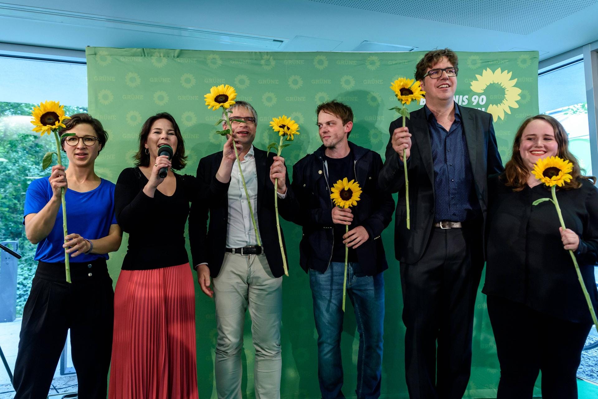 Hannah Neumann (l), Annalena Baerbock, Sven Giegold, Erik Marquardt, Michael Kellner und Ricarda Lang (r) bei der Wahl zum Europäischen Parlament im Jahr 2019.