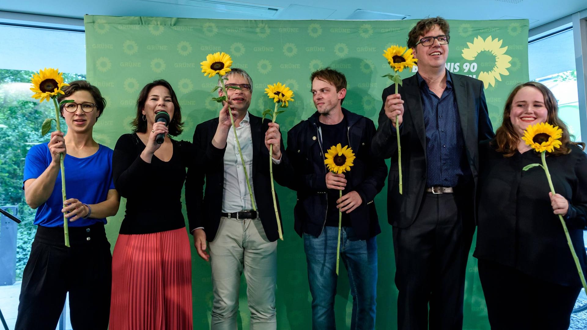 Hannah Neumann (l), Annalena Baerbock, Sven Giegold, Erik Marquardt, Michael Kellner und Ricarda Lang (r) bei der Wahl zum Europäischen Parlament im Jahr 2019: Nach dem Abitur begann Lang 2012 ein Studium der Rechtswissenschaften, zunächst an der Ruprecht-Karls-Universität Heidelberg, später an der Humboldt-Universität zu Berlin. Sie brach dieses schließlich 2019 ohne Abschluss ab.