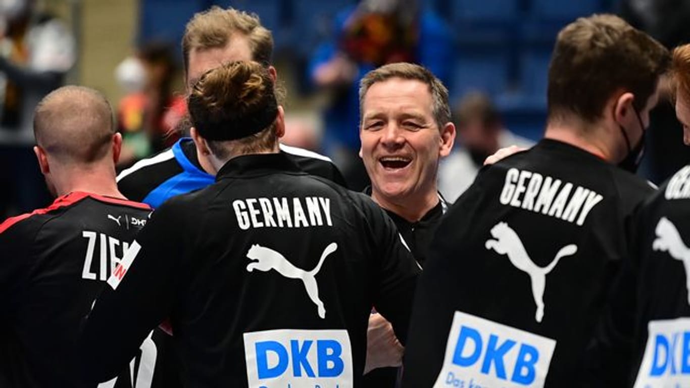 Cheftrainer Alfred Gislason (M) und die deutsche Mannschaft treffen in der WM-Quali auf Belarus oder die Färöer Inseln.